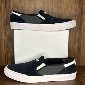 🔥🔥🔥Adidas Black and White Slip-On Shoes Size: 11.5🔥🔥🔥
